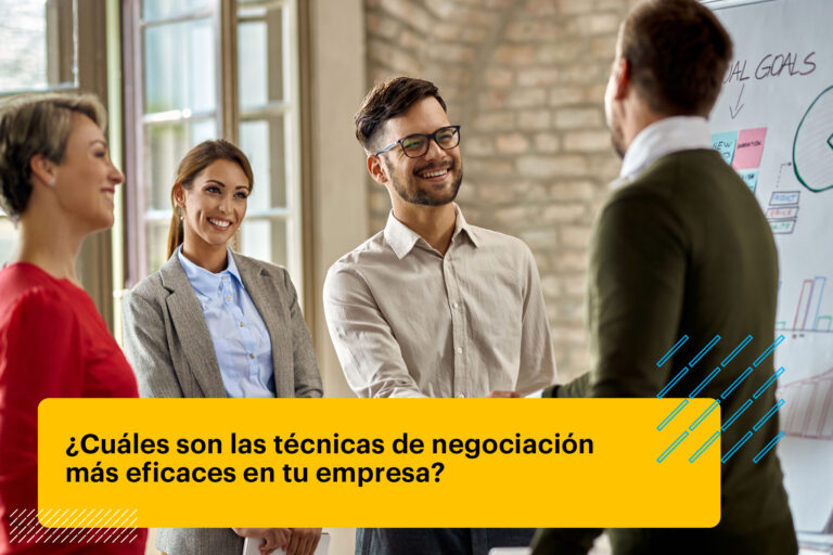 equipo de trabajo estrechando la mano en una presentación