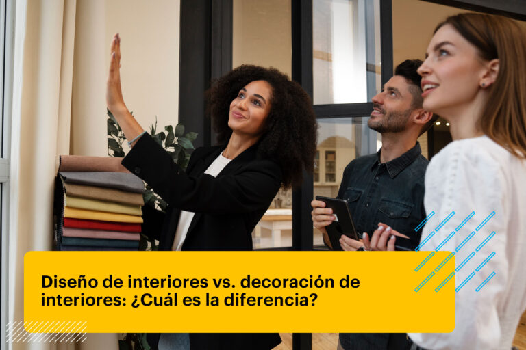 decoradora de interiores mostrando un proyecto a un cliente