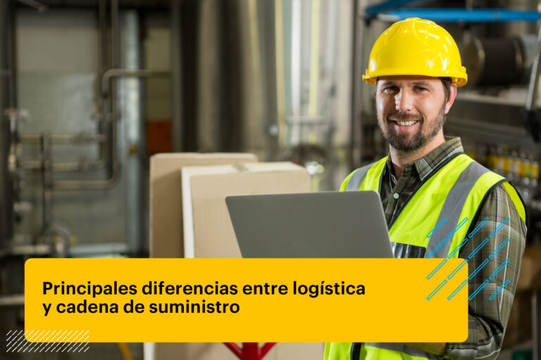 sonriente trabajador con portátil en almacén de distribución