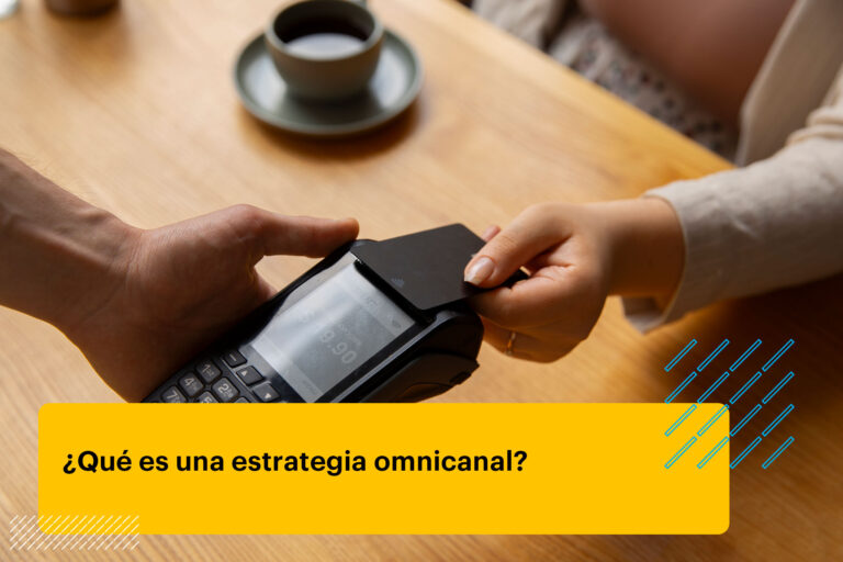 cliente pagando en un restaurante con un POS