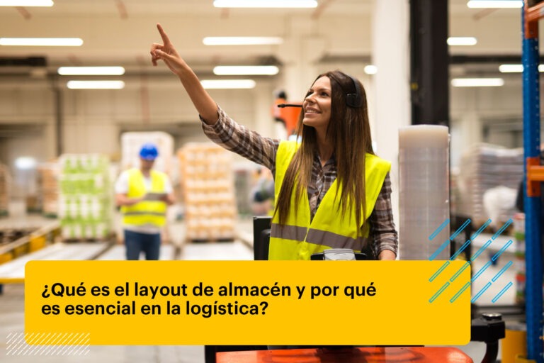 operador de logística trabajando en el área de almacenes
