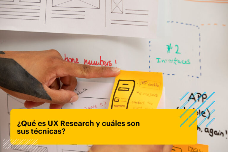 diseñador ux sosteniendo post its sobre prototipos de apps