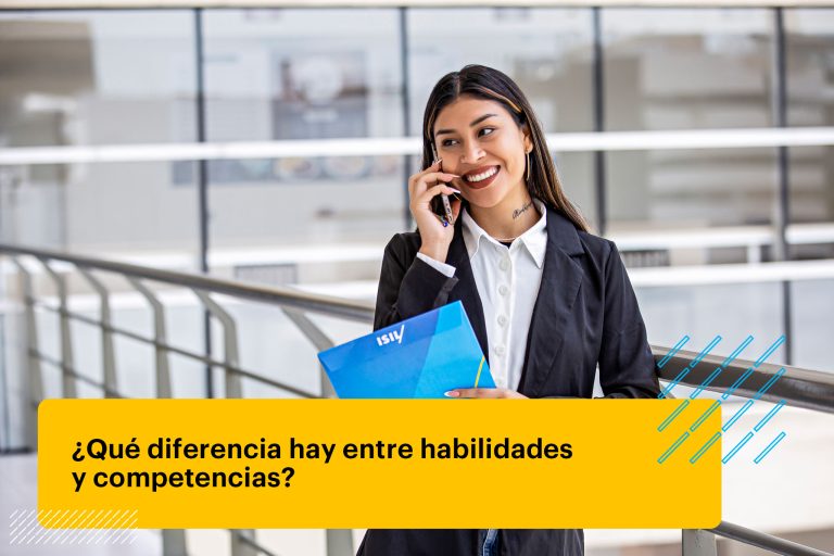 mujer profesional aplicando sus habilidades de comunicación