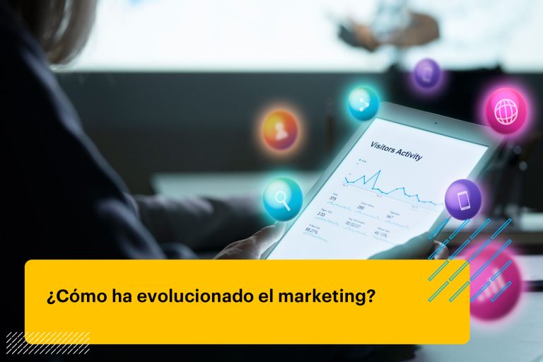 persona revisando métricas digitales de marketing