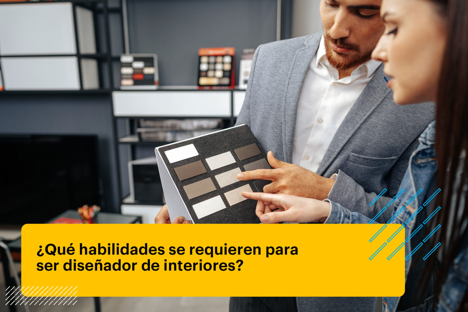diseñador de interiores revisando muestras con un cliente