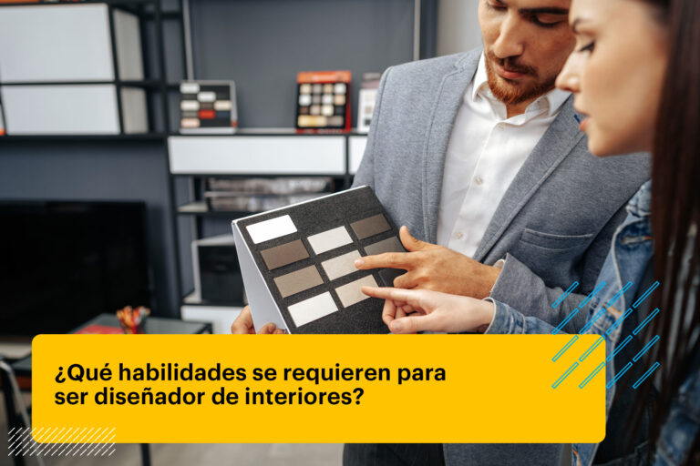 diseñador de interiores revisando muestras con un cliente