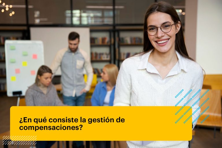 gestor de recursos humanos sonriendo y conversando con su equipo