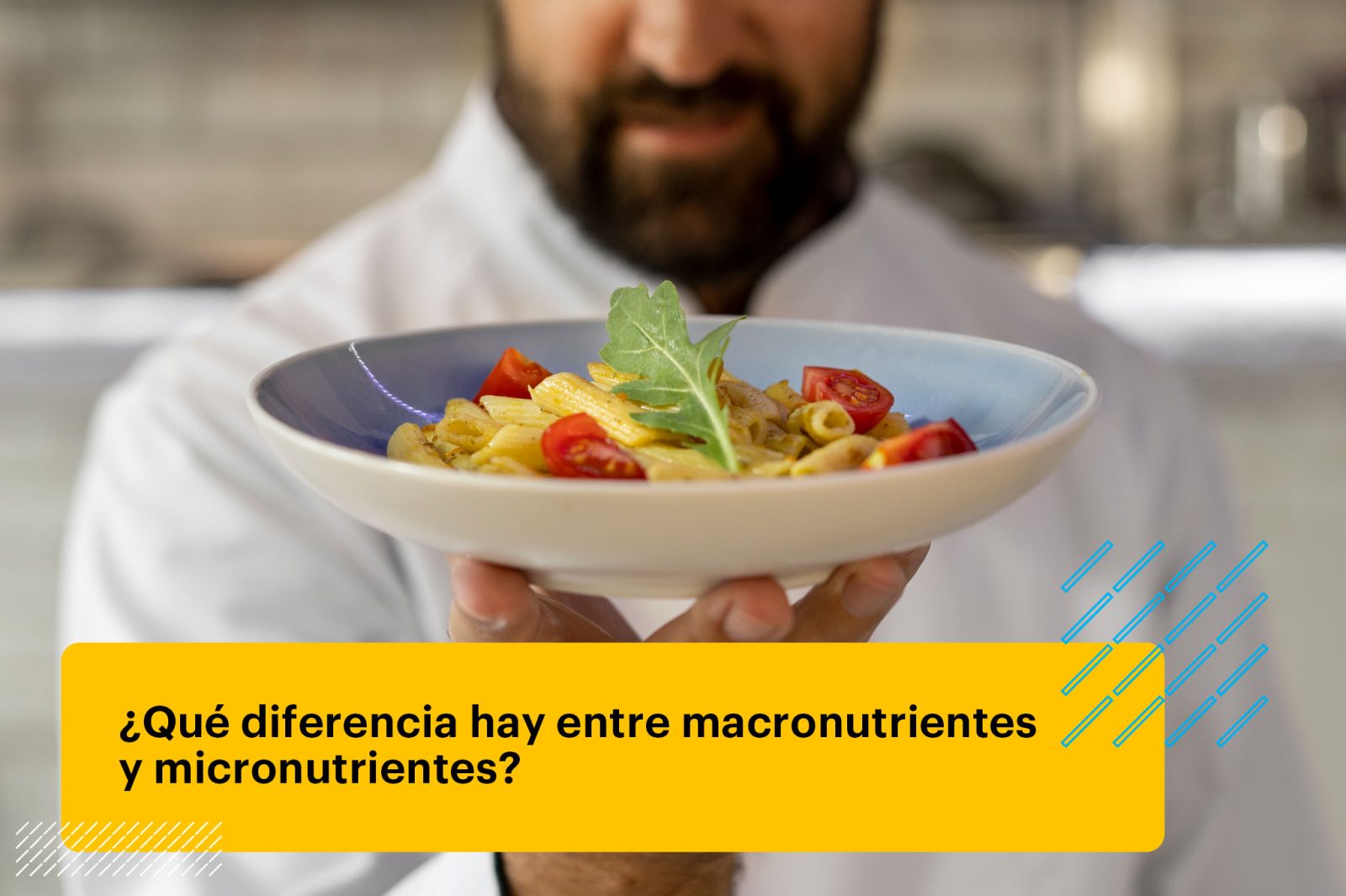 retrato de un chef masculino en la cocina sosteniendo un plato de comida
