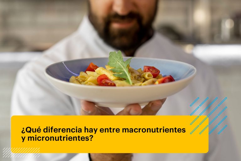 retrato de un chef masculino en la cocina sosteniendo un plato de comida