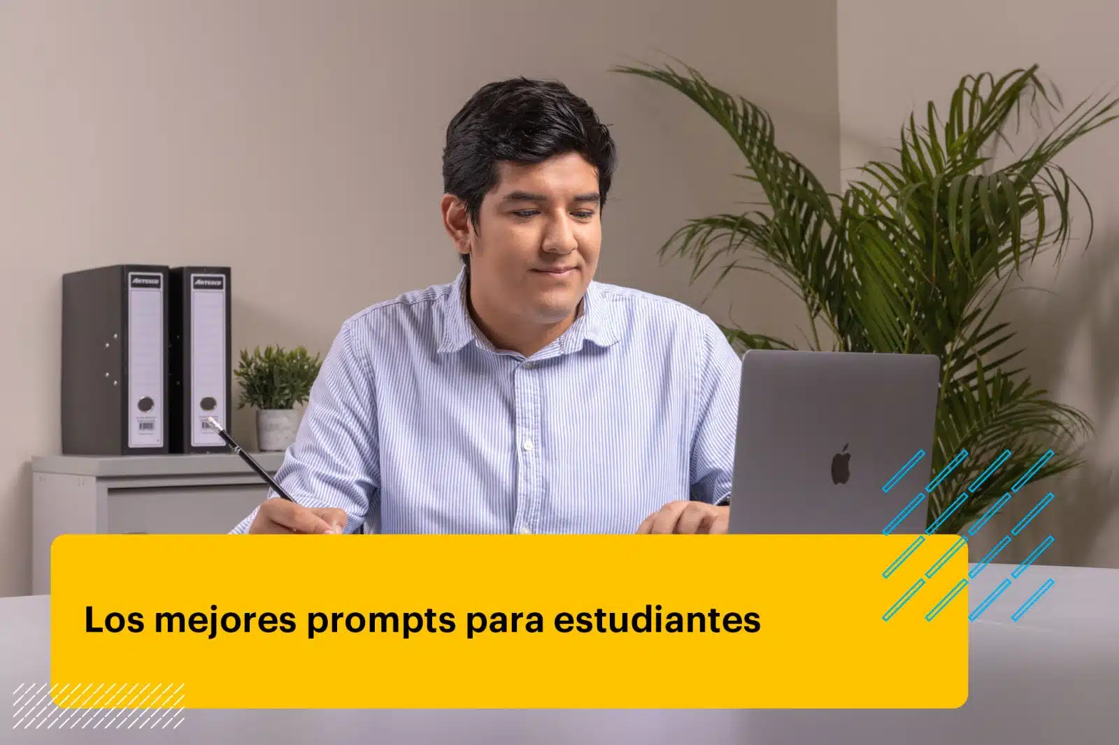 profesional apuntando nuevos prompts para ChatGPT