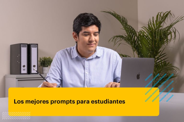 profesional apuntando nuevos prompts para ChatGPT