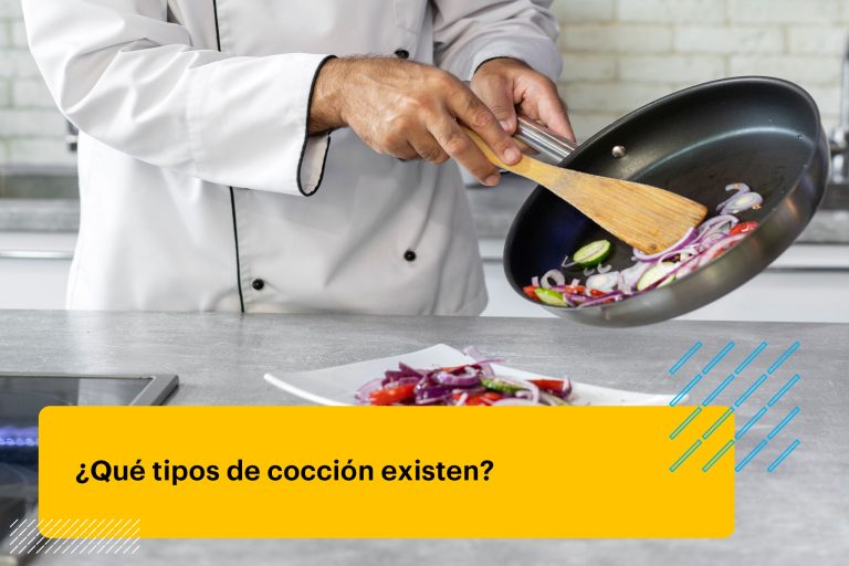 profesional de gastronomía sirviendo un plato de comida