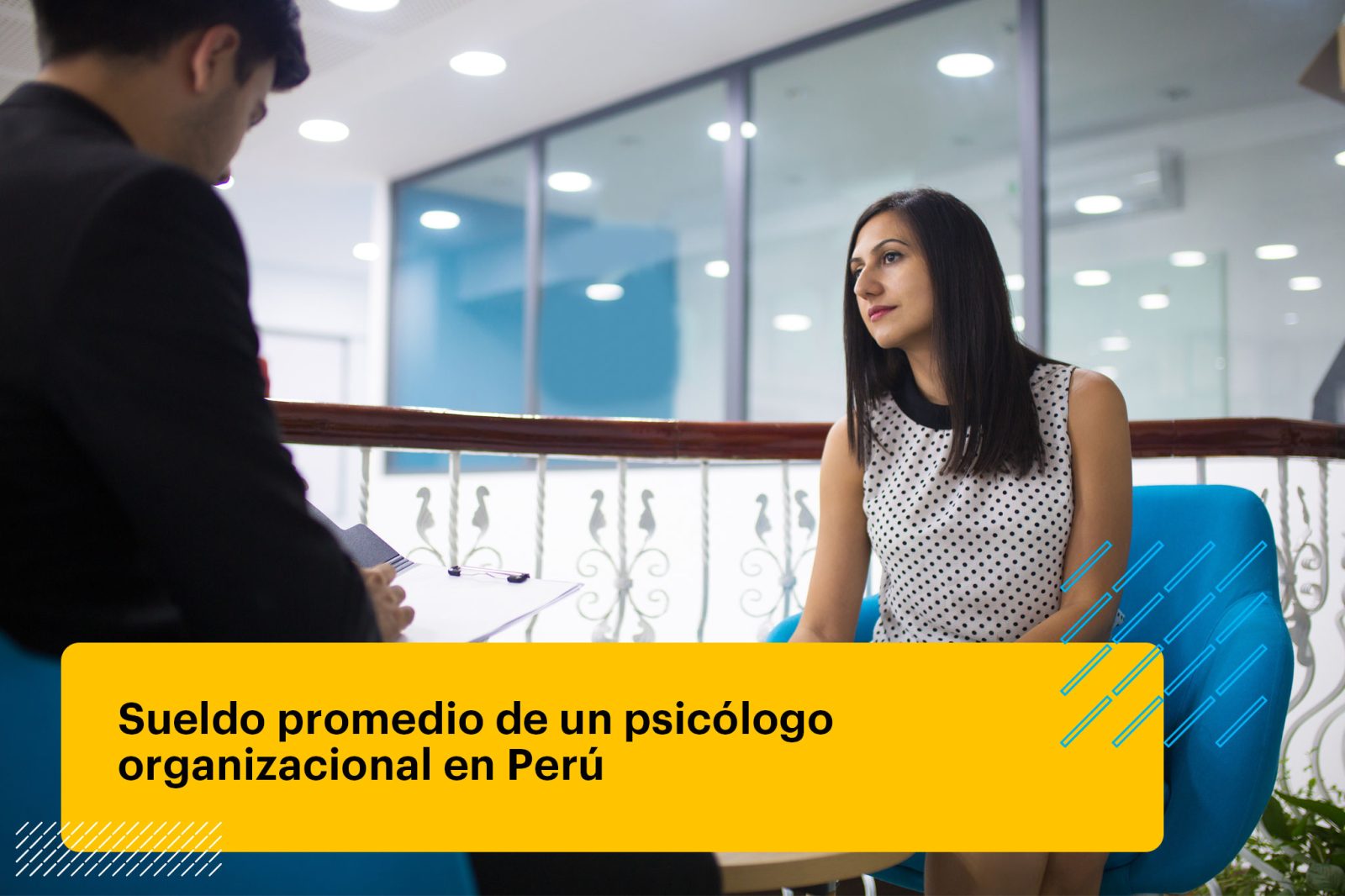 psicóloga organizacional hablando con un empleado
