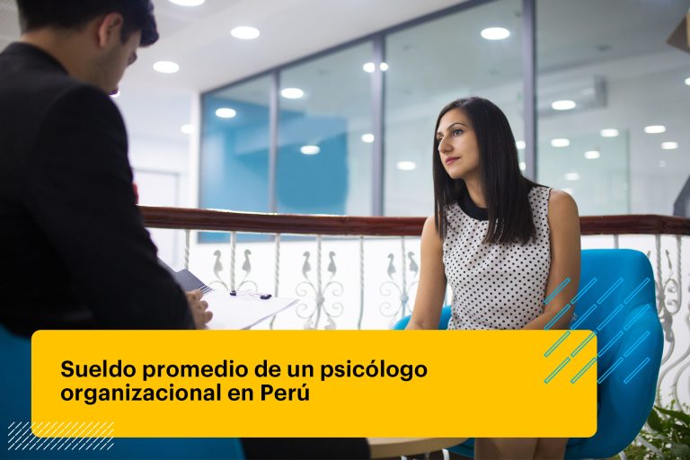 psicóloga organizacional hablando con un empleado