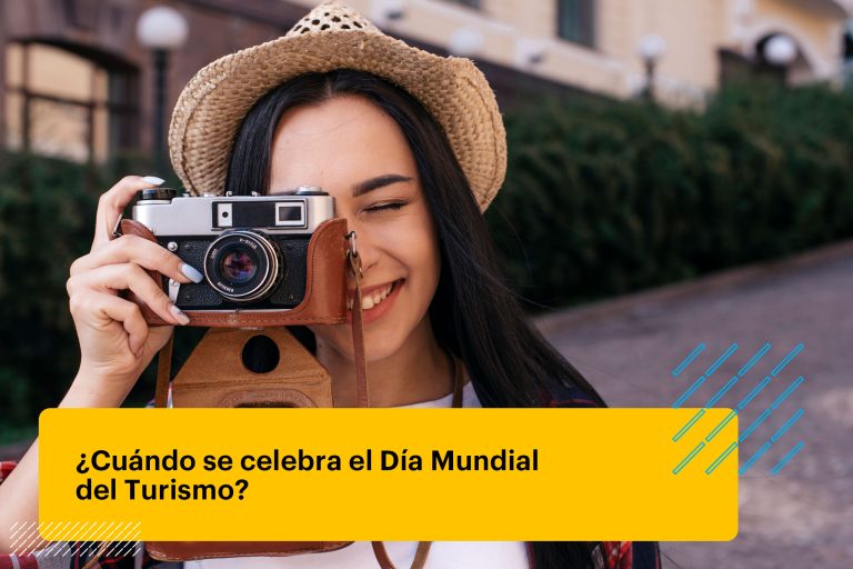 primer plano de una joven feliz tomando foto de una cámara al aire libre