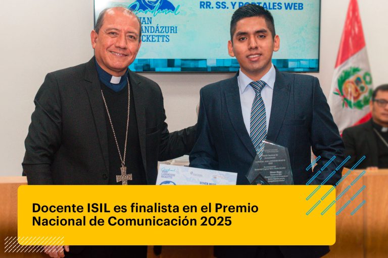 docente de ISIL recibiendo una condecoración