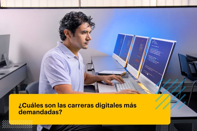 profesional de tecnología haciendo un código de programación