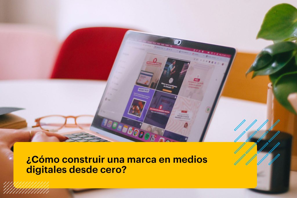 persona escribiendo en su laptop