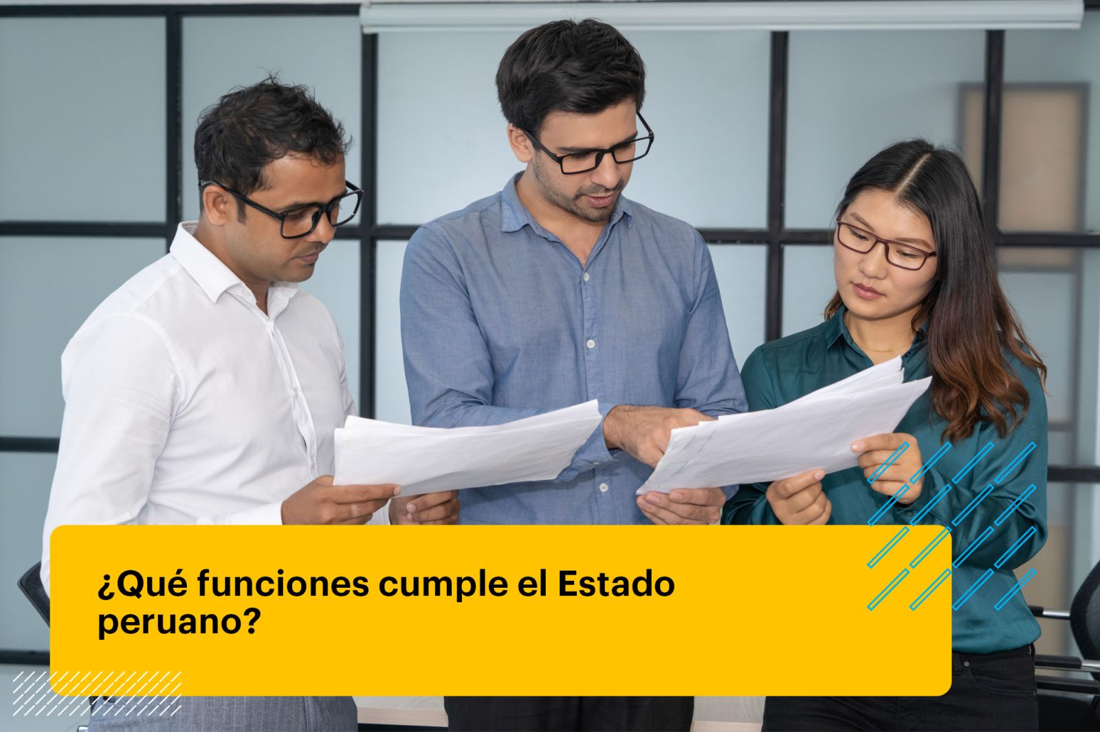 Equipo de negocios analizando informes financieros