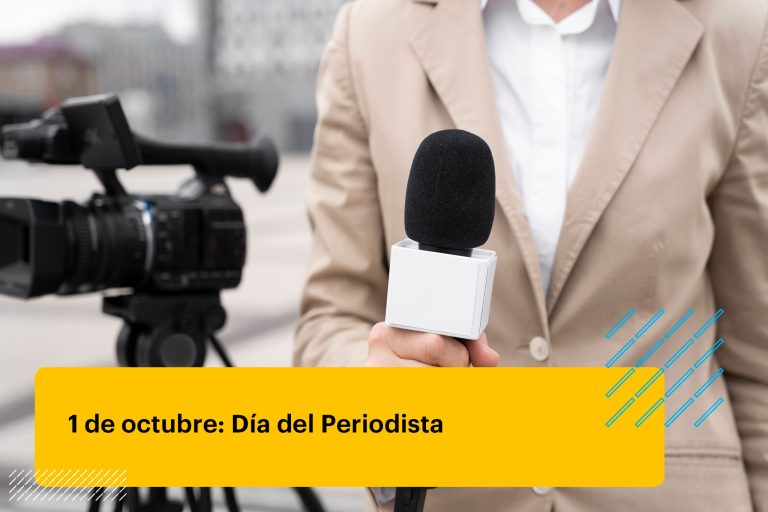 Periodista de vista frontal sosteniendo un micrófono