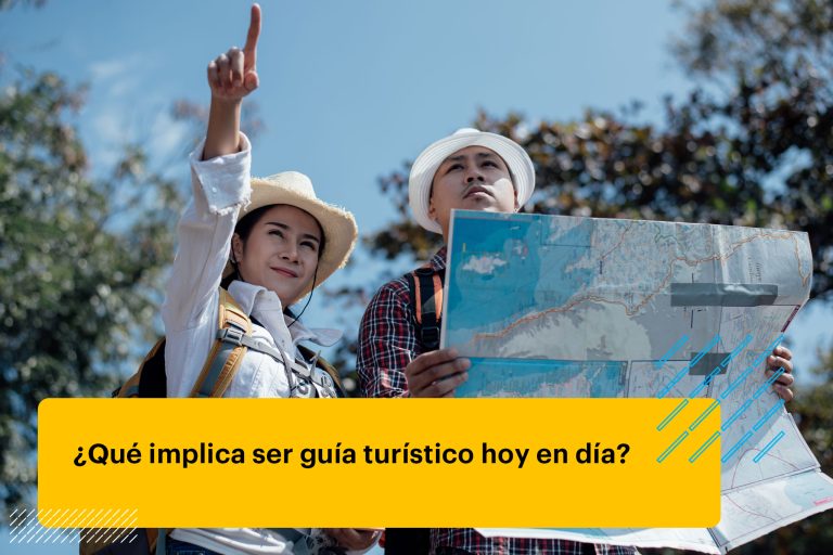 guía turística señalando el camino