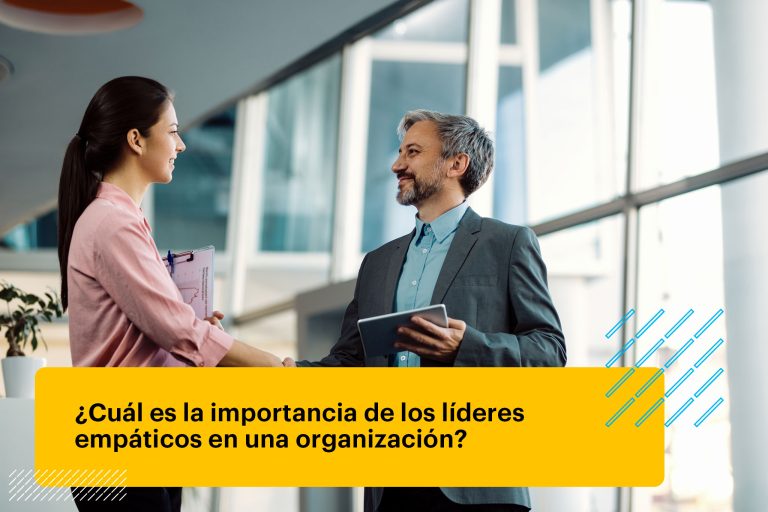 líder estrechando la mano con una colaboradora de su empresa