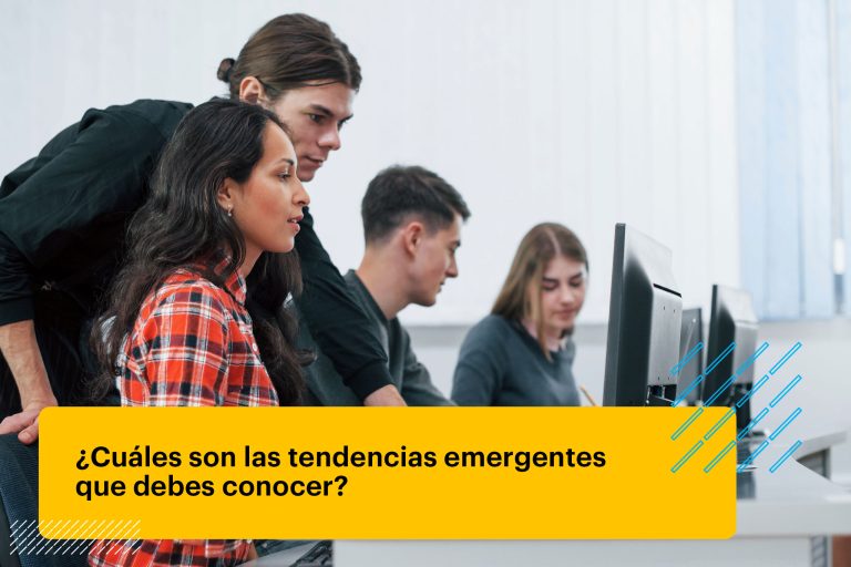 estudiantes usando la computadora en clases