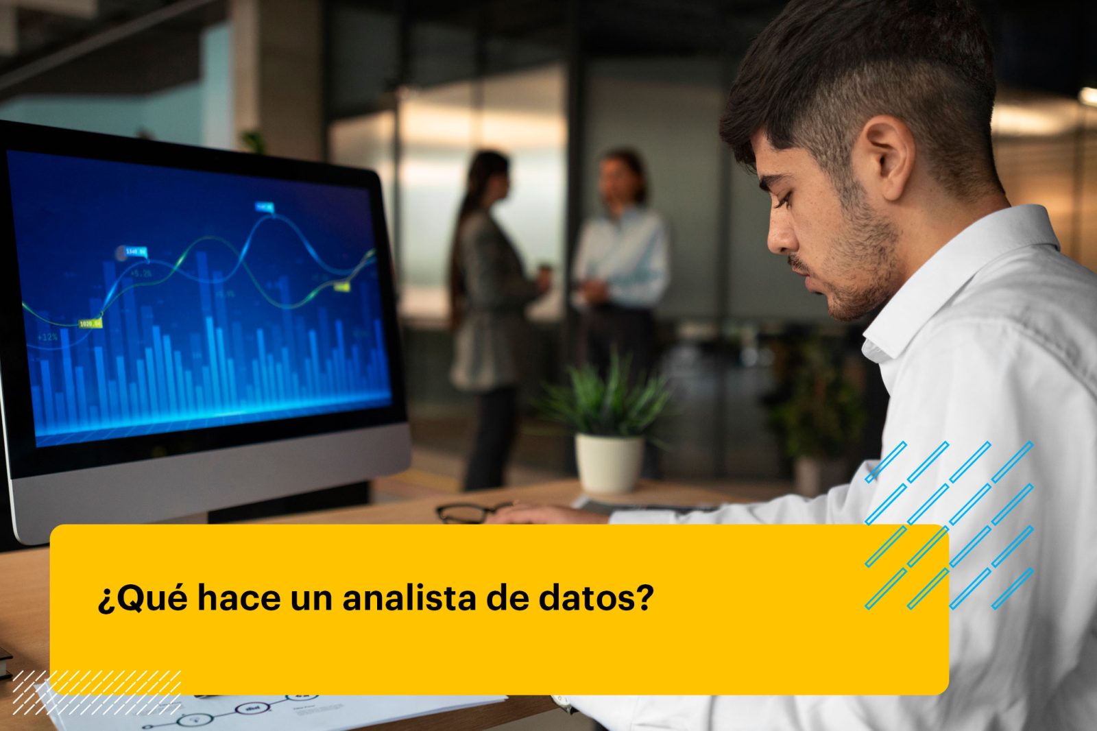 profesional de data analizando y revisando gráficos financieros