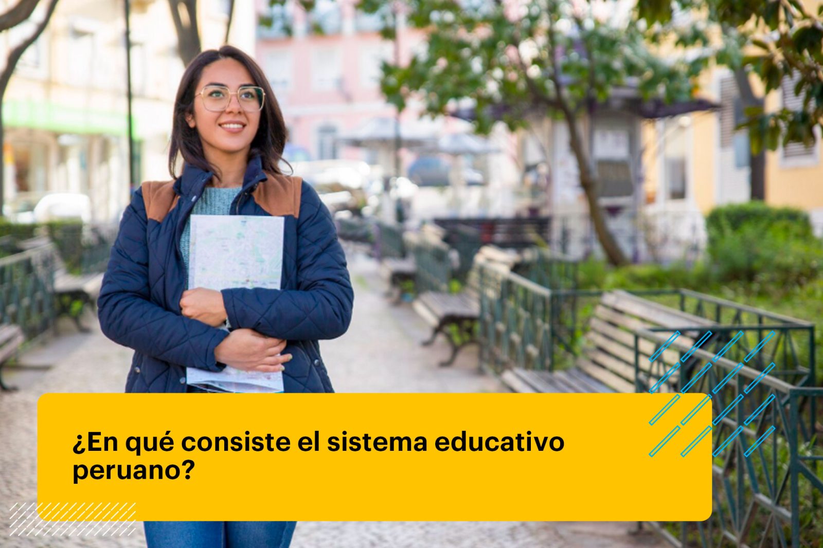 Mujer sonriente caminando al aire libre y sosteniendo un mapa plegado