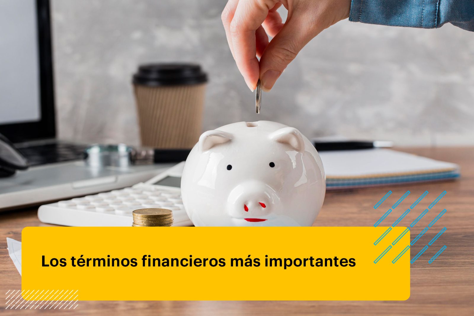 persona poniendo monedas en la alcancía