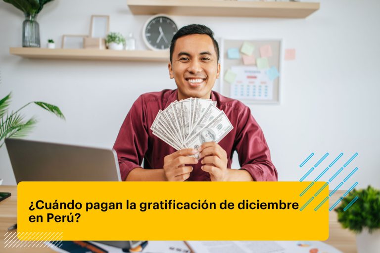 hombre con dinero en mano trabajando en una oficina