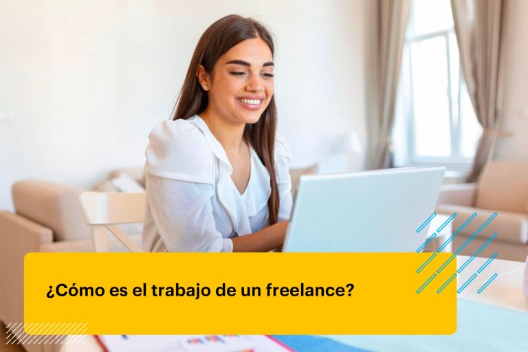 mujer freelance trabajando un proyecto en su laptop