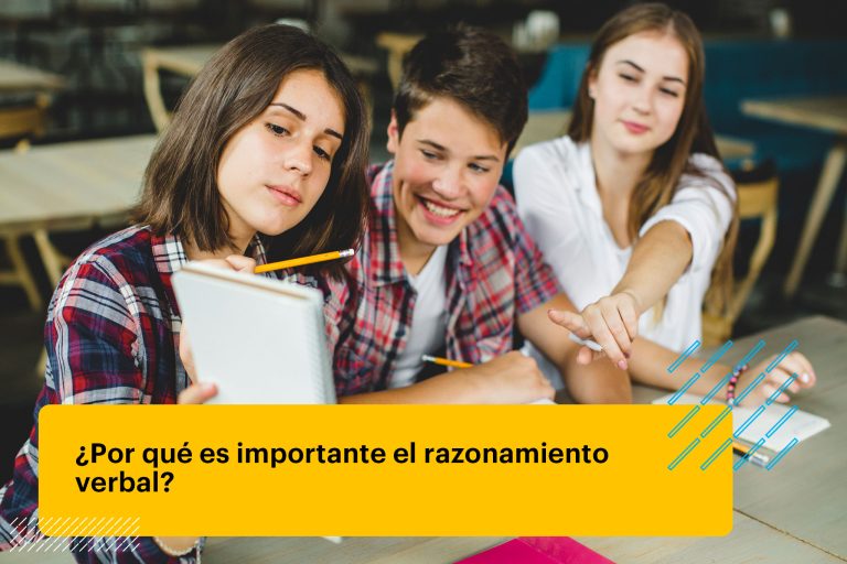 estudiantes haciendo un ejercicio de razonamiento verbal