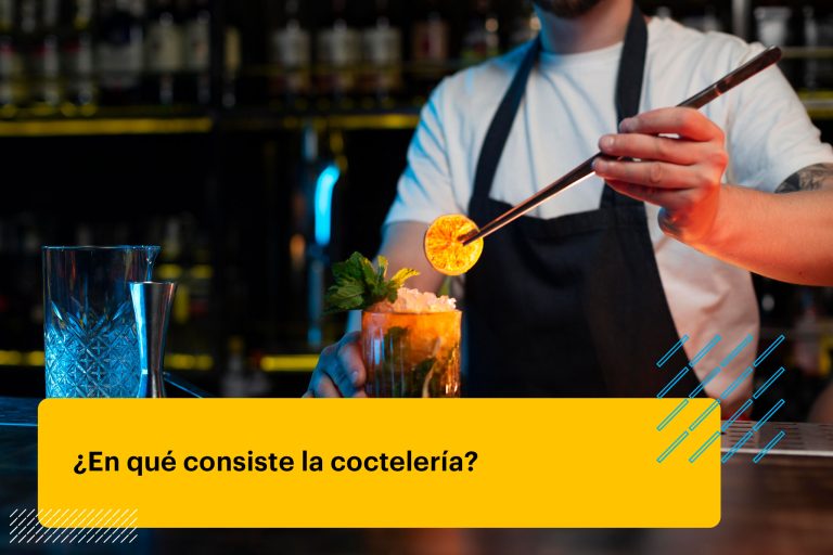 bartender haciendo un cóctel refrescante