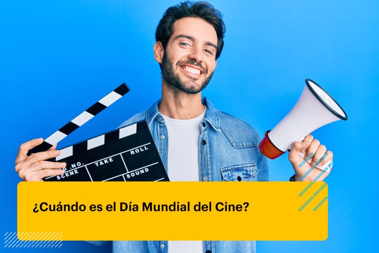 Joven hispano sosteniendo una tablilla de video y un megáfono