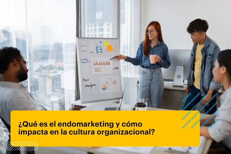 equipo de recursos humanos debatiendo en la oficina