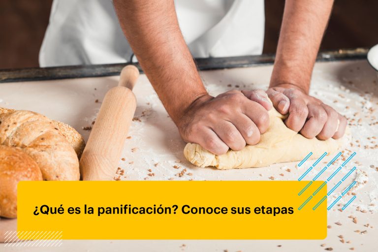 panadero amasando la masa de un pan en la mesa
