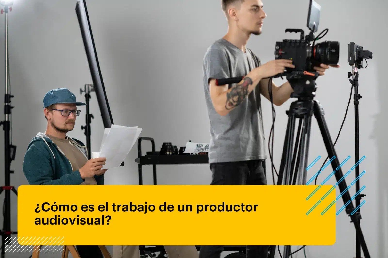 productor audiovisual supervisando una grabación