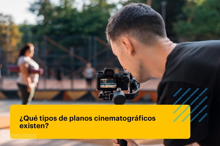 camarógrafo haciendo un plano general en un campo deportivo en un parque