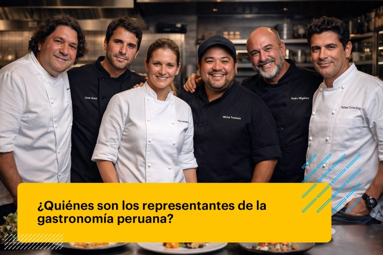 chefs peruanos juntos en una cocina gastronómica moderna de un restaurante en Lima