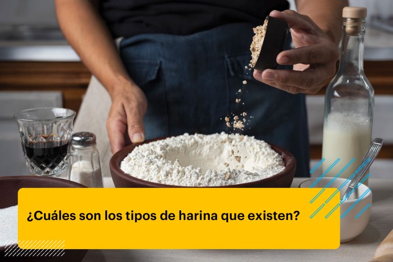 Primer plano de un cuenco lleno de harina con una persona vertiendo un ingrediente en él