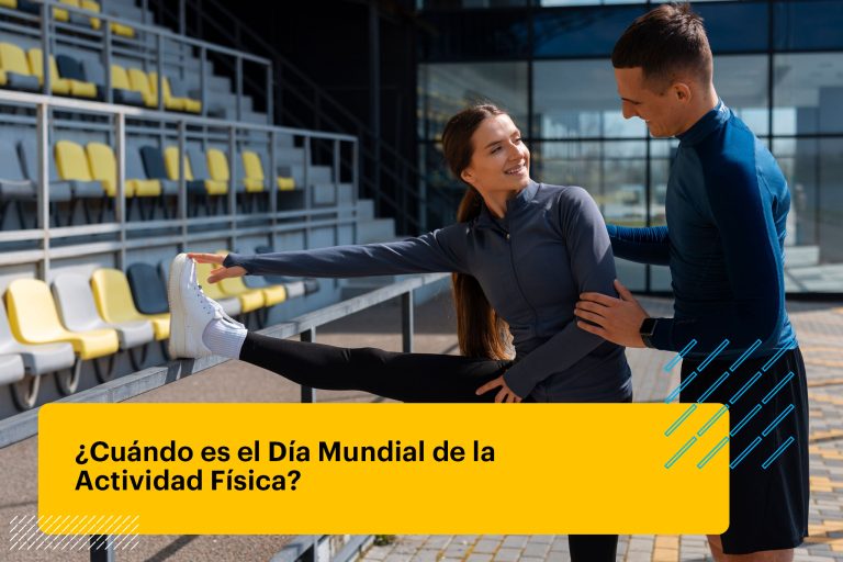 entrenador deportivo orientando a una atleta