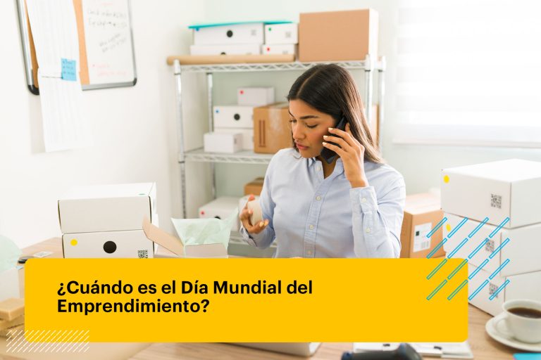 Propietaria de una empresa hablando por teléfono con un cliente mientras prepara paquetes con productos de belleza natural para enviar