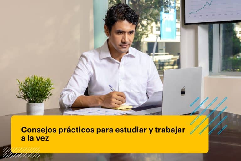hombre joven estudiando y trabajando a la vez