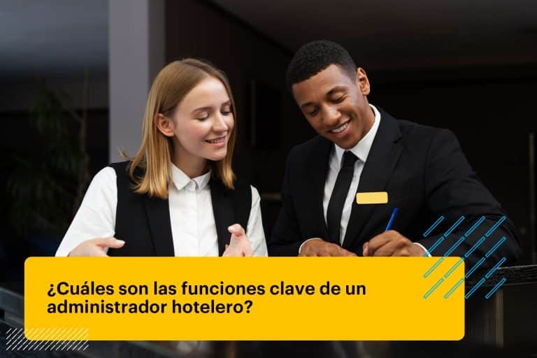 administrador hotelero capacitando a la recepcionista