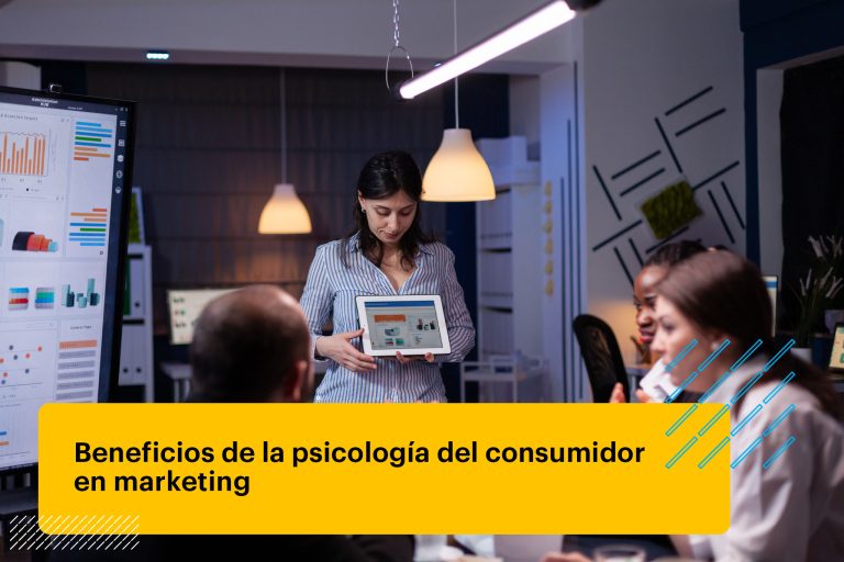 profesional de marketing mostrando gráficos de data a su equipo