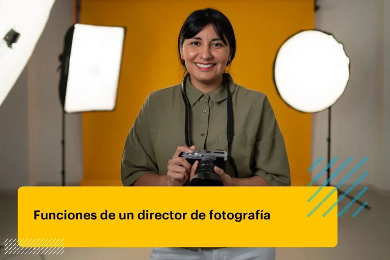 directora de fotografía trabajando en su estudio