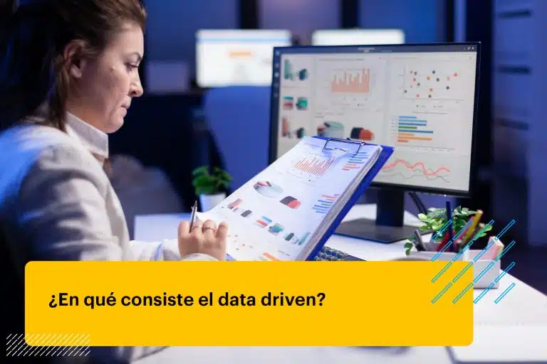 Mujer comparando gráficos de la pizarra con gráficos de computadora en una oficina de negocios