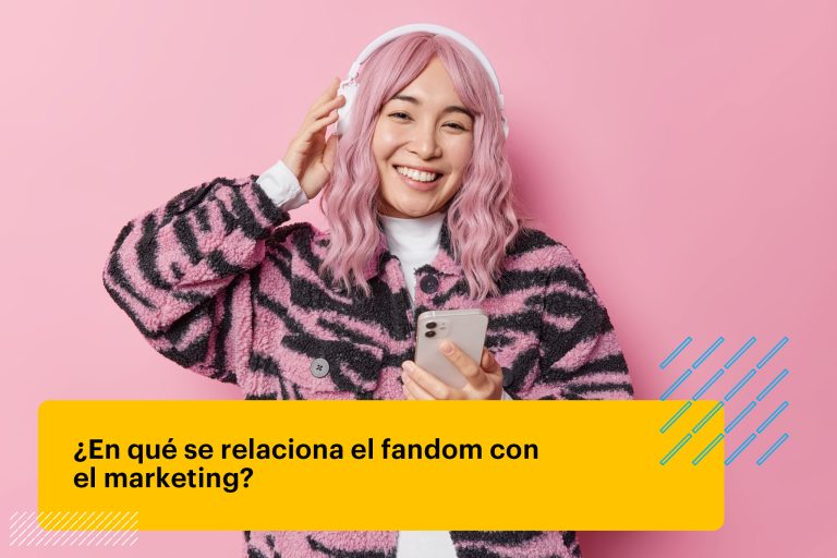 mujer asiática joven escuchando música a través de auriculares mientras sostiene un teléfono móvil