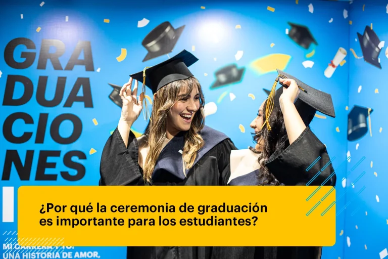 egresadas sonriendo en una ceremonia de graduación